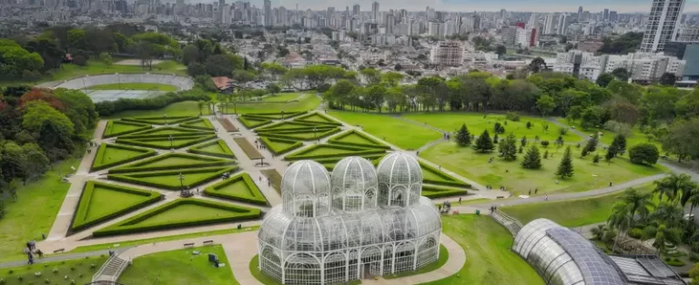 Estufa de vidro do Jardim Botânico de Curitiba em dia de sol