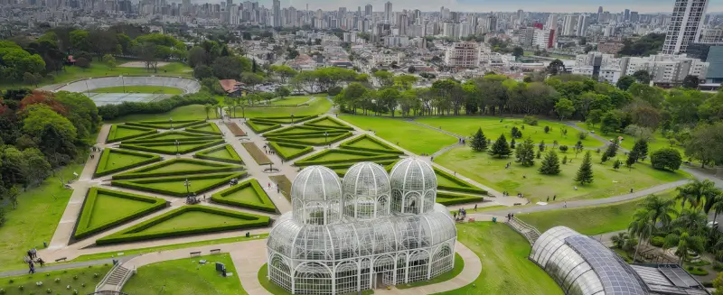 Estufa de vidro do Jardim Botânico de Curitiba em dia de sol