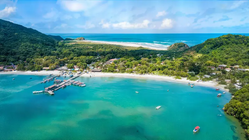 Farol das Conchas na Ilha do Mel Paraná com vista para o mar