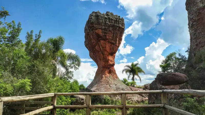 A famosa formação rochosa em formato de Taça, esculpida em arenito, sob um céu azul no Parque Vila Velha.