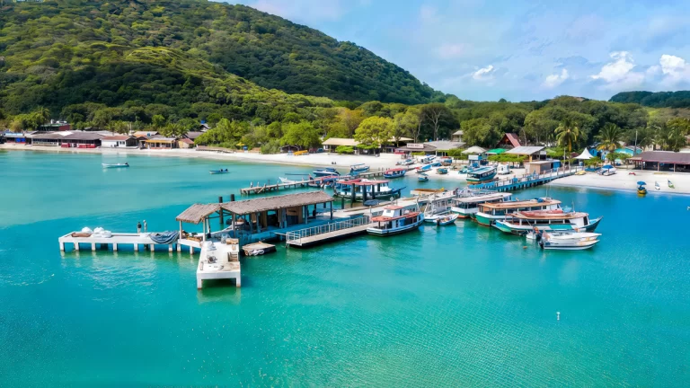 Barco de travessia para Ilha do Mel saindo de Pontal do Sul